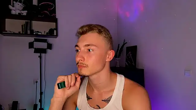 Snapshot of Artur__Skott chatting on October 13, 2025, 8:53 pm Artur Skott online show from October 13, 2025, 8:53 pm