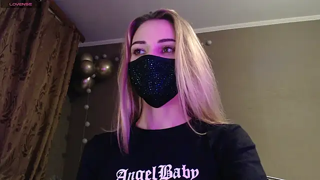 Snapshot of Iris_lave chatting on November 16, 2025, 4:23 pm Iris lave online show from November 16, 2025, 4:23 pm