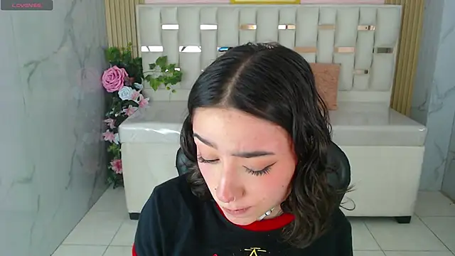 venuss09 s online show from December 18, 2025, 1:50 pm