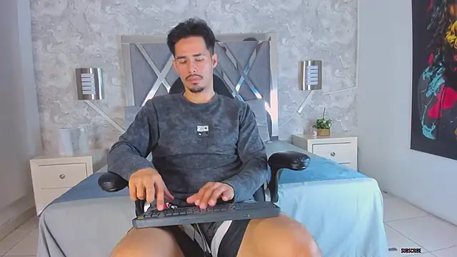 loghan fox online show from September 26, 2025, 3:32 am