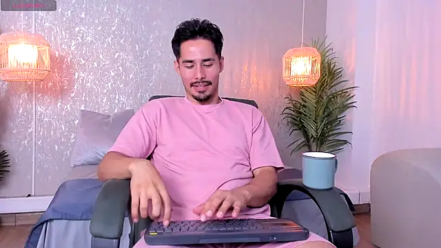 loghan fox online show from September 28, 2025, 3:45 am