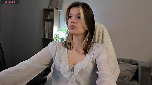 Snapshot of Kati_Li chatting on November 9, 2025, 10:35 am Kati Li online show from November 9, 2025, 10:35 am