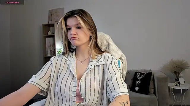 Snapshot of Kati_Li chatting on November 17, 2025, 10:54 am Kati Li online show from November 17, 2025, 10:54 am