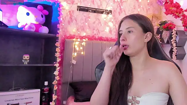 Snapshot of Scarlett21__ chatting on April 15, 2026, 7:21 pm Scarlett21 online show from April 15, 2026, 7:21 pm