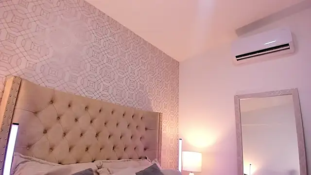 Snapshot of SuccubusDolly chatting on October 31, 2025, 8:21 pm SuccubusDolly online show from October 31, 2025, 8:21 pm