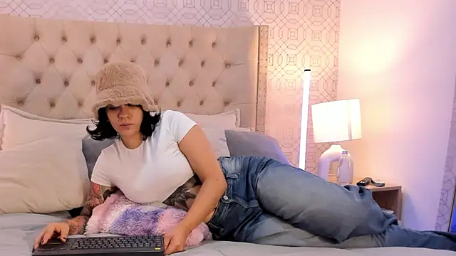 Snapshot of SuccubusDolly chatting on November 7, 2025, 8:09 pm SuccubusDolly online show from November 7, 2025, 8:09 pm