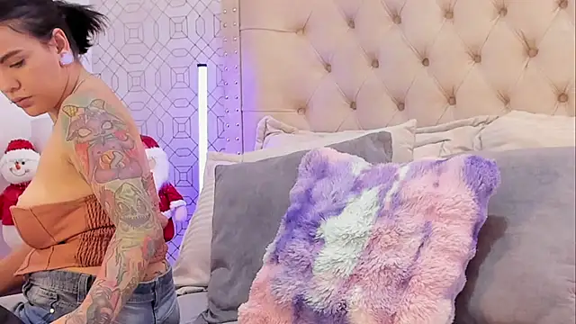 Snapshot of SuccubusDolly chatting on November 20, 2025, 8:19 pm SuccubusDolly online show from November 20, 2025, 8:19 pm