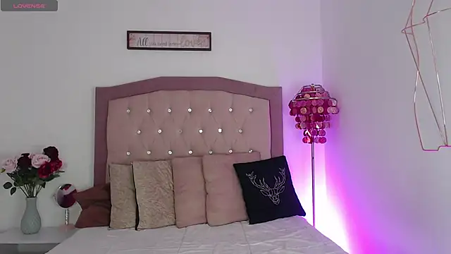 Snapshot of AmelieAndAce chatting on October 6, 2025, 12:35 pm AmelieAndAce online show from October 6, 2025, 12:35 pm