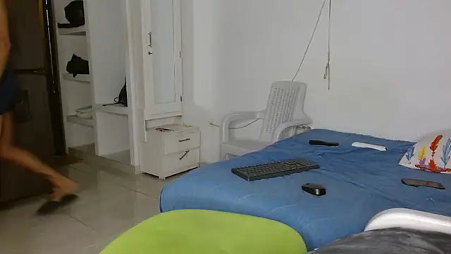 Snapshot of parislnxx chatting on October 4, 2025, 3:43 pm parislnxx online show from October 4, 2025, 3:43 pm