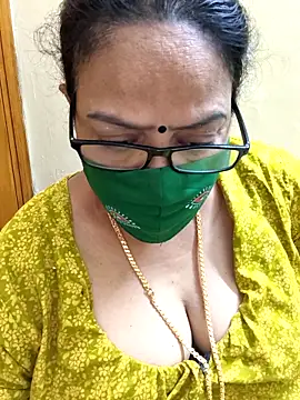 Snapshot of heera-rani chatting on December 17, 2025, 5:24 am heera-rani online show from December 17, 2025, 5:24 am