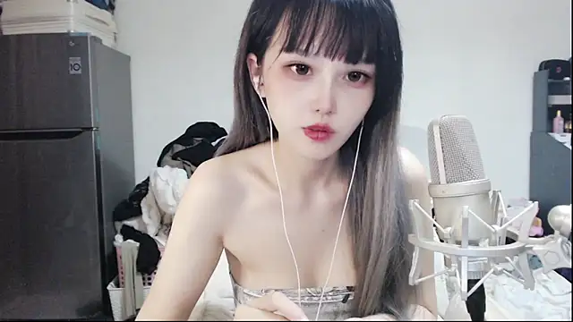 twlilybae online show from June 19, 2026, 3:33 am