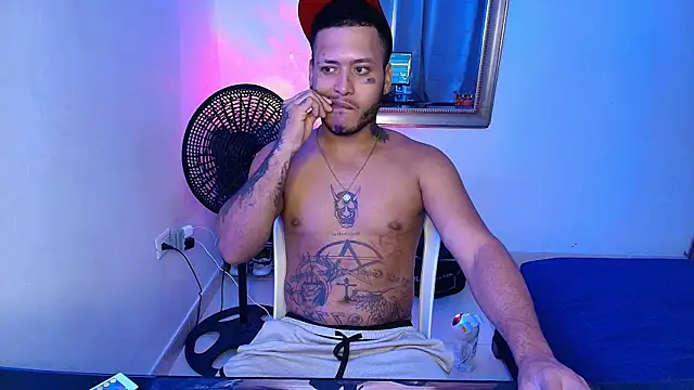 Snapshot of crow_black00 chatting on August 7, 2026, 5:04 pm crow black00 online show from August 7, 2026, 5:04 pm