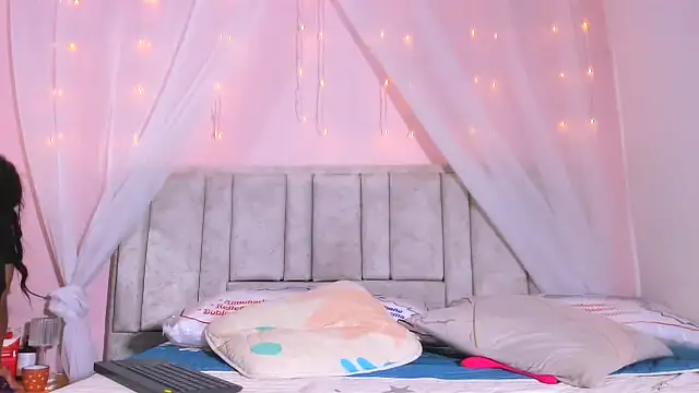 Rachellcooperrr online show from October 3, 2025, 10:01 am