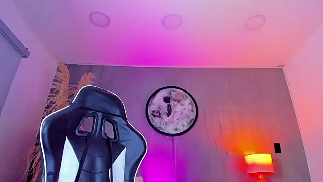 luccia smith online show from April 14, 2026, 2:28 am