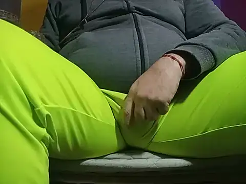 BabyBearMilk online show from November 8, 2025, 5:29 am