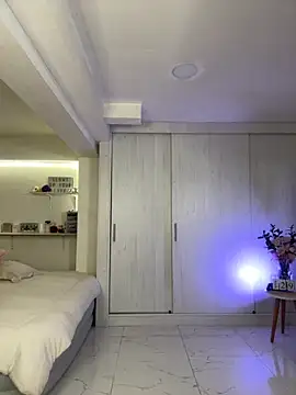 HellennScott online show from September 30, 2025, 11:43 pm