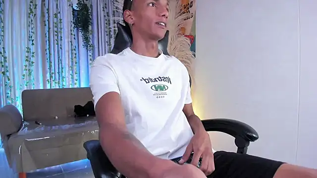 Snapshot of JulienSaint chatting on May 15, 2026, 11:39 am JulienSaint online show from May 15, 2026, 11:39 am