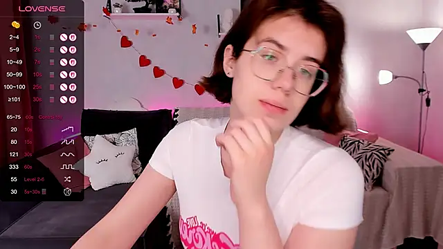 Snapshot of BellaCaress chatting on November 28, 2025, 2:25 am BellaCaress online show from November 28, 2025, 2:25 am