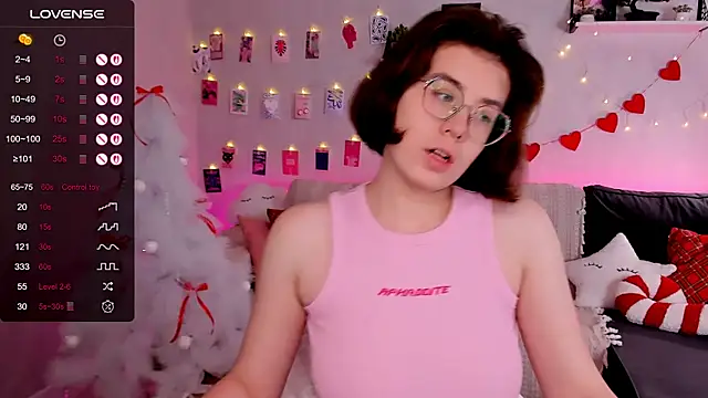 Snapshot of BellaCaress chatting on December 15, 2025, 2:38 am BellaCaress online show from December 15, 2025, 2:38 am