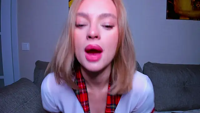 OliviaReece online show from March 22, 2026, 5:33 am