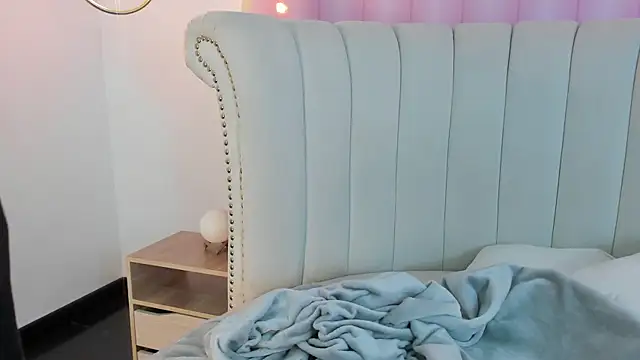 Emilia Bons online show from February 5, 2026, 1:49 pm