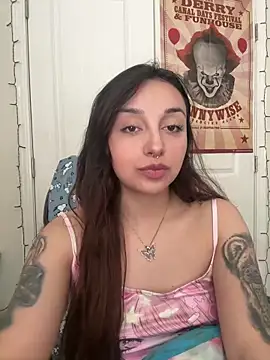 Snapshot of CharmingMaddie chatting on April 19, 2026, 3:33 pm CharmingMaddie online show from April 19, 2026, 3:33 pm