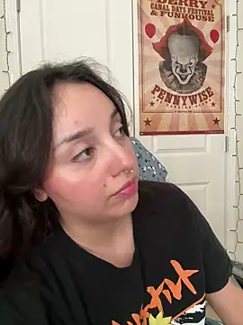 Snapshot of CharmingMaddie chatting on April 21, 2026, 5:50 pm CharmingMaddie online show from April 21, 2026, 5:50 pm