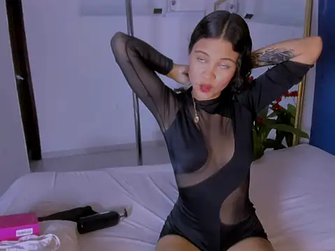 bamby kitty online show from November 17, 2025, 4:51 am