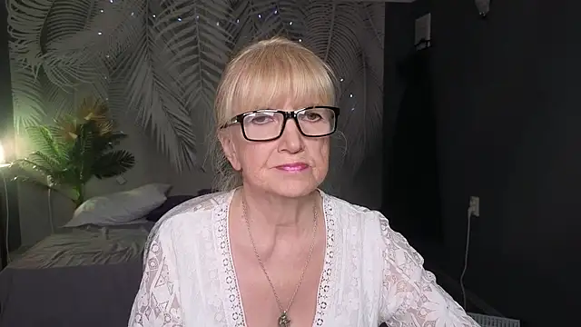 Snapshot of Sabina_Ros chatting on April 17, 2026, 7:22 am Sabina Ros online show from April 17, 2026, 7:22 am