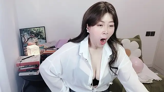 Snapshot of Emmaq996 chatting on October 27, 2025, 2:15 am Emmaq996 online show from October 27, 2025, 2:15 am