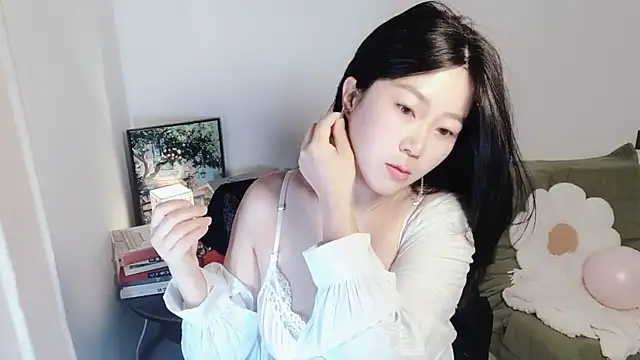 Snapshot of Emmaq996 chatting on November 9, 2025, 2:32 am Emmaq996 online show from November 9, 2025, 2:32 am