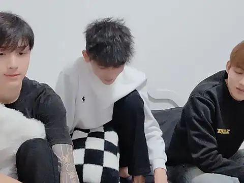 xiaojie2563 online show from November 13, 2025, 9:41 am