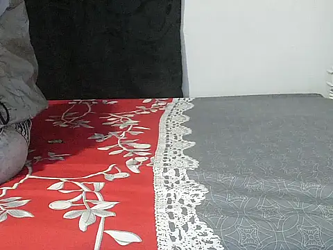 angelainparis28 online show from November 5, 2025, 6:02 am