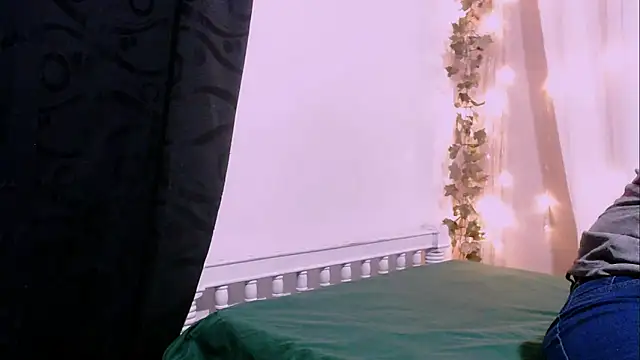 angelainparis28 online show from December 18, 2025, 5:24 am