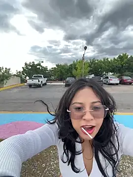 Snapshot of lynn9000 chatting on December 4, 2025, 8:28 pm lynn9000 online show from December 4, 2025, 8:28 pm