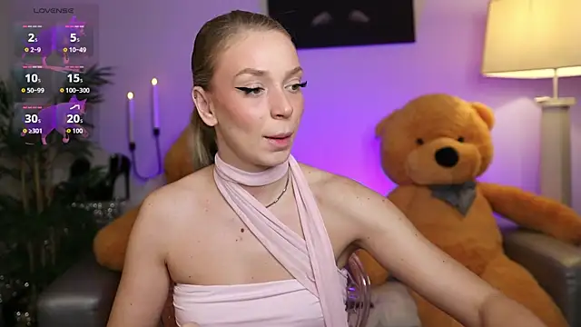 NovaHollisx online show from December 4, 2025, 5:28 am