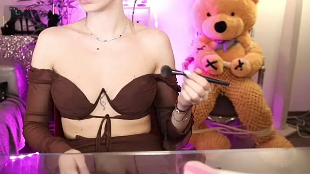 NovaHollisx online show from April 7, 2026, 4:02 am