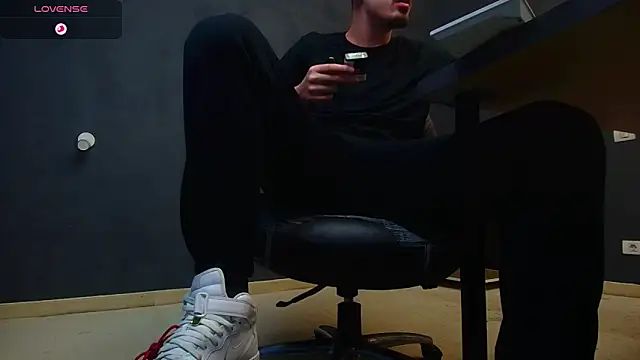 Snapshot of EnzoRace chatting on October 22, 2025, 4:46 am EnzoRace online show from October 22, 2025, 4:46 am