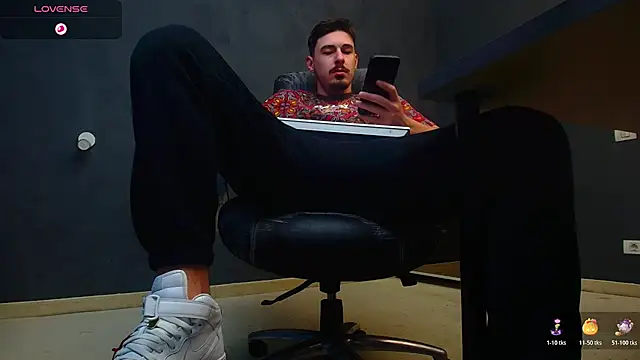 Snapshot of EnzoRace chatting on October 23, 2025, 4:56 am EnzoRace online show from October 23, 2025, 4:56 am