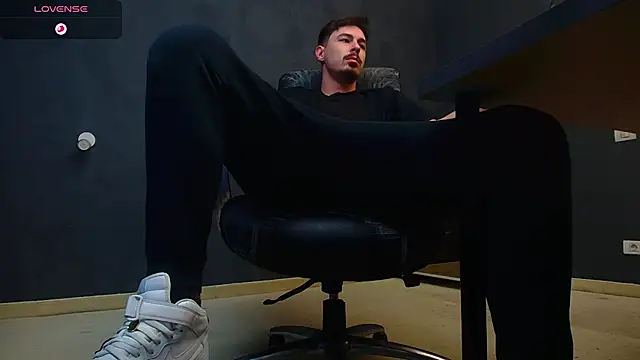 Snapshot of EnzoRace chatting on October 24, 2025, 6:21 am EnzoRace online show from October 24, 2025, 6:21 am