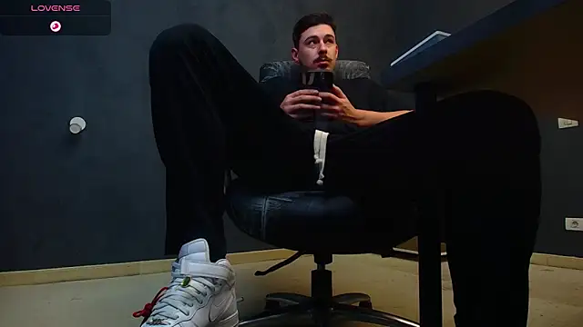 Snapshot of EnzoRace chatting on October 27, 2025, 5:55 am EnzoRace online show from October 27, 2025, 5:55 am