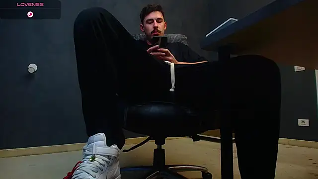 Snapshot of EnzoRace chatting on October 29, 2025, 5:53 am EnzoRace online show from October 29, 2025, 5:53 am