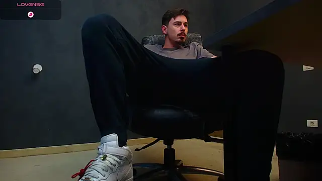 Snapshot of EnzoRace chatting on October 30, 2025, 6:15 am EnzoRace online show from October 30, 2025, 6:15 am