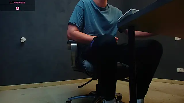 Snapshot of EnzoRace chatting on November 1, 2025, 5:53 am EnzoRace online show from November 1, 2025, 5:53 am