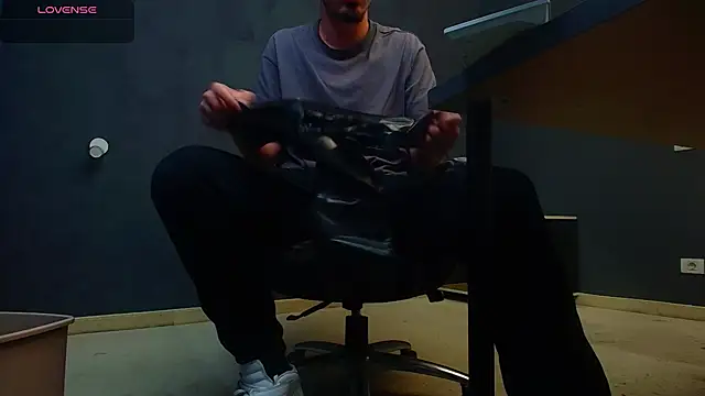 Snapshot of EnzoRace chatting on November 4, 2025, 5:50 am EnzoRace online show from November 4, 2025, 5:50 am