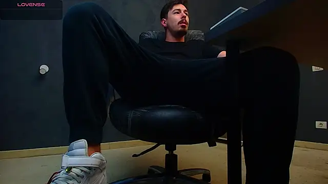 Snapshot of EnzoRace chatting on November 5, 2025, 6:02 am EnzoRace online show from November 5, 2025, 6:02 am