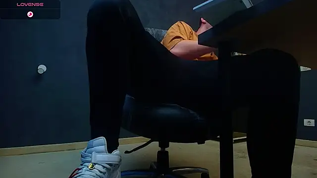 Snapshot of EnzoRace chatting on November 6, 2025, 6:03 am EnzoRace online show from November 6, 2025, 6:03 am