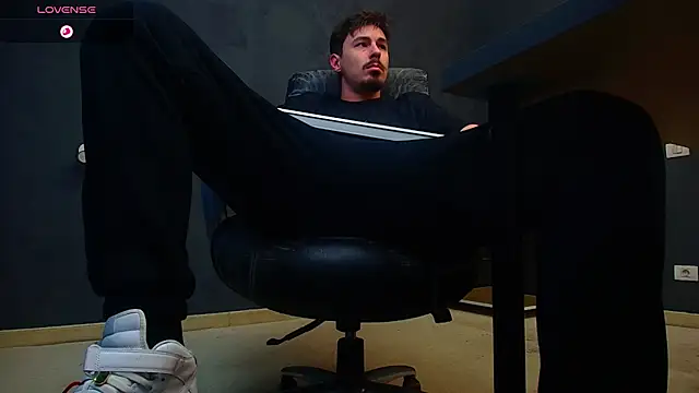 Snapshot of EnzoRace chatting on November 7, 2025, 6:02 am EnzoRace online show from November 7, 2025, 6:02 am