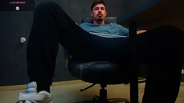 Snapshot of EnzoRace chatting on November 8, 2025, 5:51 am EnzoRace online show from November 8, 2025, 5:51 am