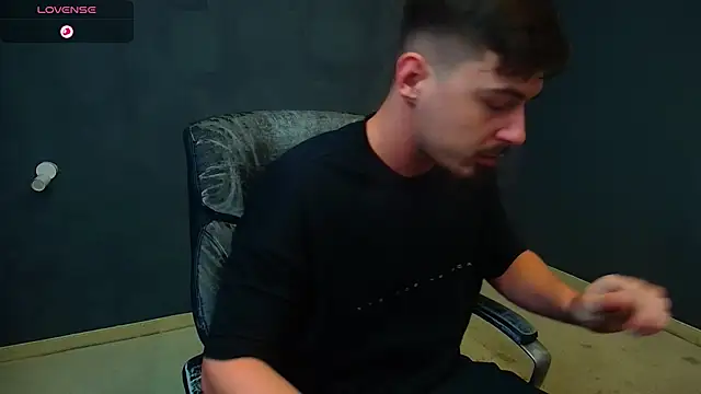 Snapshot of EnzoRace chatting on November 16, 2025, 5:46 am EnzoRace online show from November 16, 2025, 5:46 am